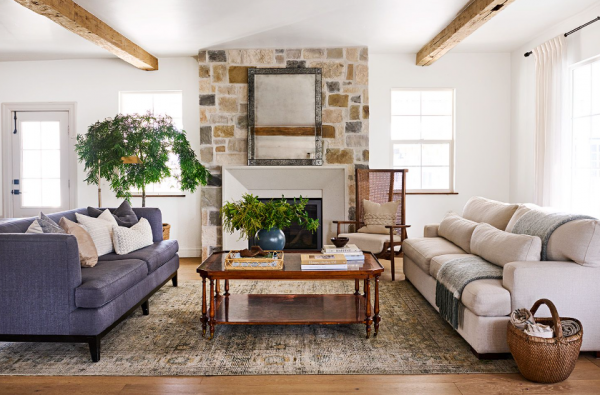 Ruang keluarga dengan perapian batu alam